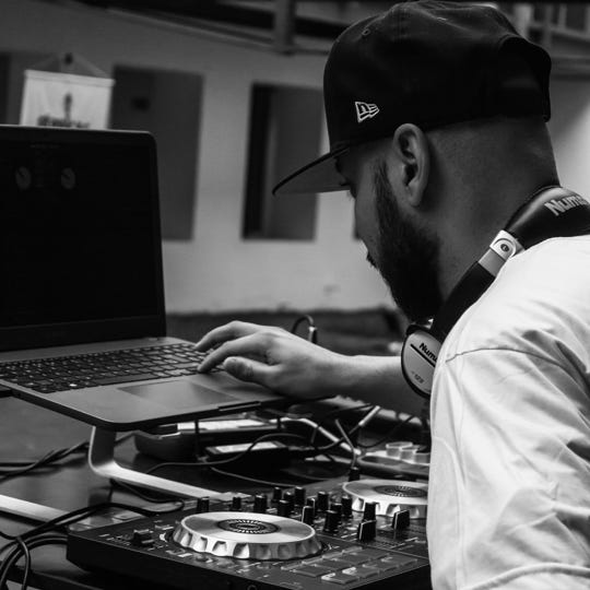 Monochromes Foto Des Mannes Mit Laptop